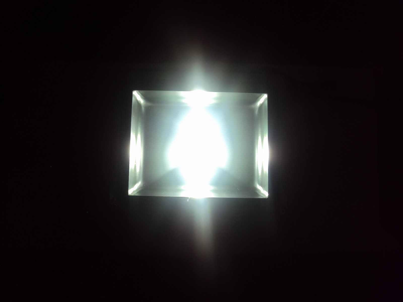 Projecteur à LED 30W allumé dans le noir
